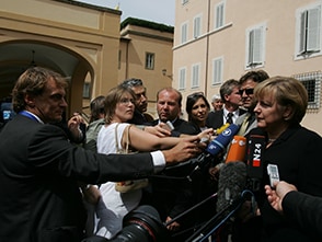 Andreas Englisch interwiewt Angela Merkel neben einigen weiteren Fotograf*innen.