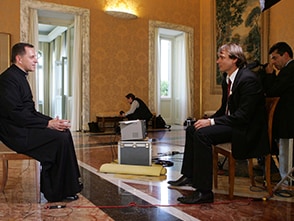 Andreas Englisch und ein Priester im Gespräch vertieft.