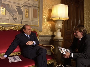 Andreas Englisch mit dem italienischen Politiker Silvio Berlusconi.