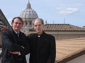 Bild von Andreas Englisch und Jesuiten-Pater Peter Gumpel.
