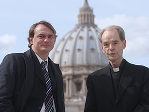 Im Hintergrund der Petersdom, davor stehen Andreas Englisch und Peter Gumpel.