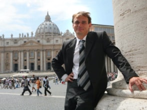 Andreas Englisch, an eine Säule lehnend, vor dem Petersdom.