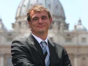 Andreas Englisch mit verschränkten Armen vor dem Petersdom.