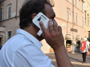 Andreas Englisch läuft telefonierend durch Rom.