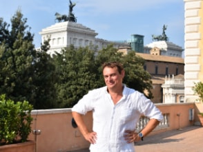 Mit den Händen in die Hüfte gestützt, steht Andreas Englisch vor dem Viktor-Emanuel-Denkmal.
