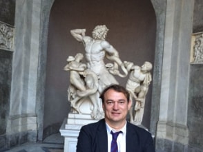 Andreas Englisch posiert vor der Laokoon-Gruppe in den Vatikanischen Museen.