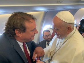 Andreas Englisch und Papst Franziskus im Flugzeug, hinter ihnen ein Fotograf.