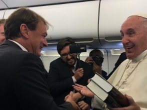 Der Autor Andreas Englisch und Papst Franziskus umgeben von Fotografen.