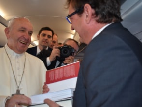 Andreas Englisch hält eines seiner Bücher auf, während Papst Franziskus ihm gegenüber steht.
