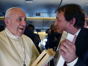 In einem Flugzeug zeigt Andreas Englisch dem verstorbenen Papst Franziskus das Buch "Mein Rom".
