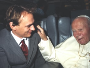 Andreas Englisch neben dem verstorbenen Papst Johannes Paul II in einem Bus.