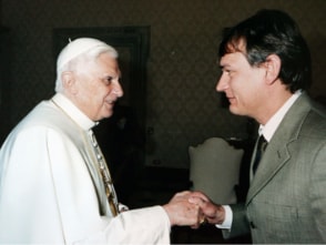 Papst Benedikt XVI gibt Andreas Englisch die Hand.