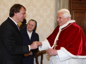 Links ist Andreas Englisch, in der Mitte eine unekannte Frau und rechts Papst Benedikt XVI zu erkennen.