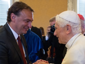 Andreas Englisch und Papst Benedikt XVI, die sich nah gegenüberstehen und an den Händen halten.