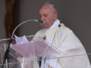 Papst Franziskus am Rednerpult.