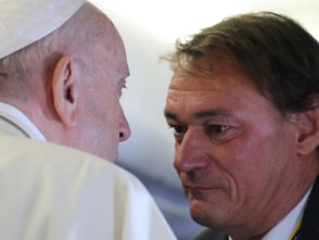 Nahaufnahme von Andreas Englisch im Gespräch mit Papst Franziskus.